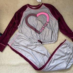 Cute pajama set! Didn’t fit my daughter!